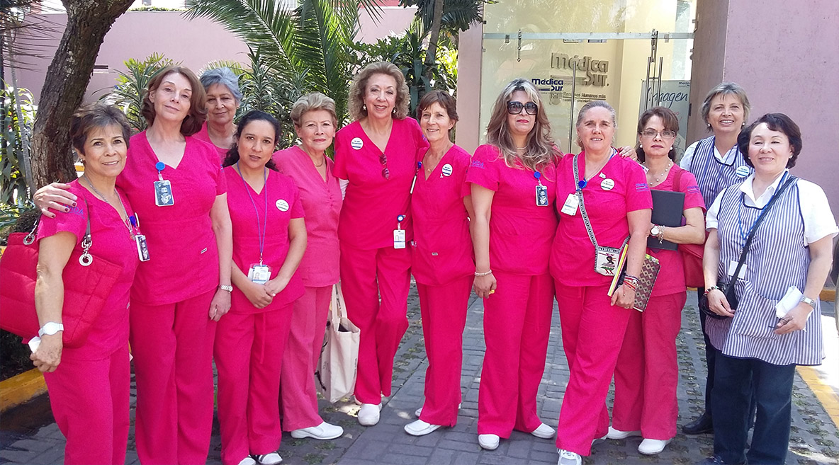 Voluntarias sentadas en reunión